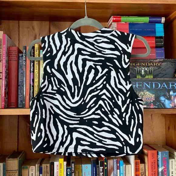 Zebra print crop top with twist neck detail - Picture 2 of 3